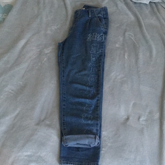 CUSTOM Medium wash denim graphic boyfriend jeans - Picture 3 of 4